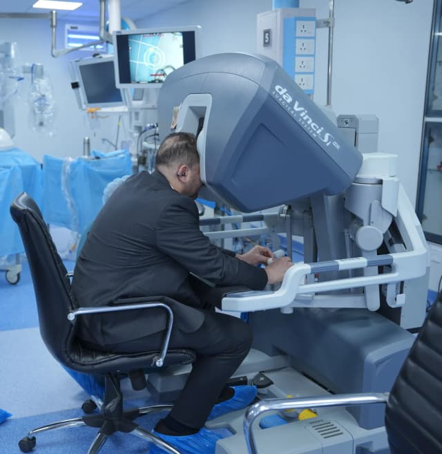 Dr. Mohammad Al-Zaitawi at the da Vinci surgical robot console, experienced in robotic sleeve gastrectomy in Jordan