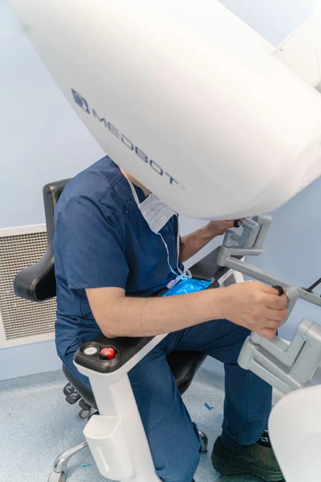 Dr. Mohammad Al-Zaitawi performing robotic sleeve gastrectomy from the immersive 3D console of the Toumai system by MicroPort MedBot in Amman, Jordan