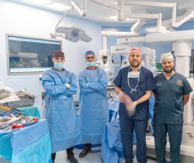 الفريق الجراحي بقيادة الدكتور محمد عبد الوهاب الزيتاوي بجانب روبوت Toumai من MicroPort MedBot بعد أول عملية تكميم معدة بالروبوت في الأردن